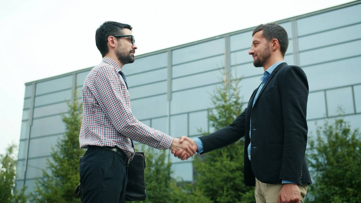 Consulenti al lavoro con un cliente